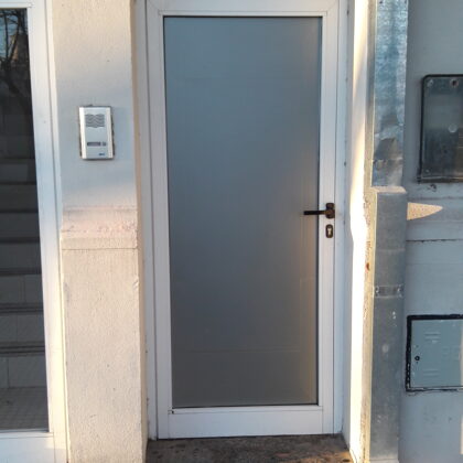 Vinilo Esmerilado aplicación en puerta de vidrio